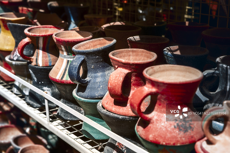 五彩缤纷的陶器，尼兹瓦市场图片素材