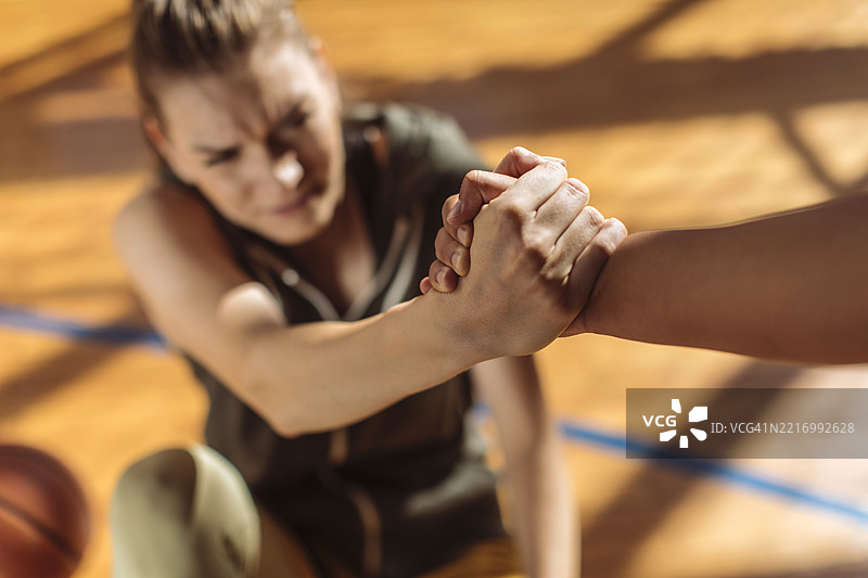 队友帮助运动员站起来图片素材
