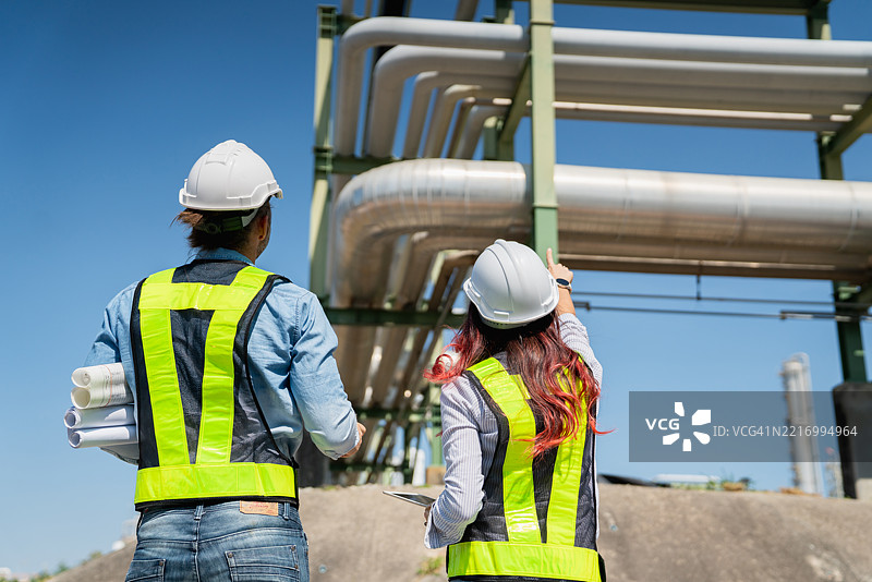 工程师在工业设施内对用于运输石油、天然气和燃料的管道系统进行检查和维护。图片素材