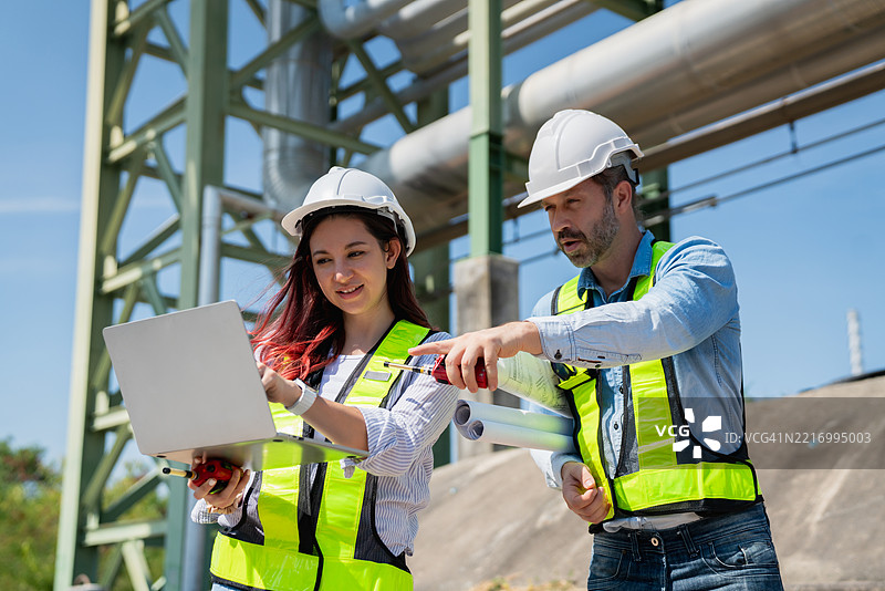 工程师在工业设施内对用于运输石油、天然气和燃料的管道系统进行检查和维护。图片素材