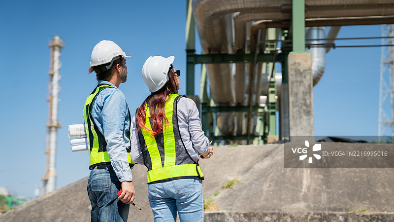 工程师在工业设施内对用于运输石油、天然气和燃料的管道系统进行检查和维护。图片素材
