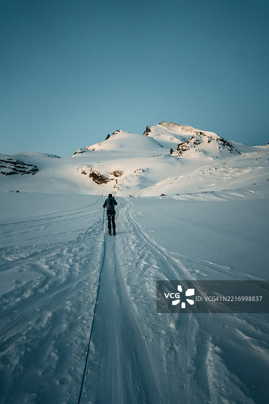滑雪登山者和冰川山上的滑雪痕迹图片素材