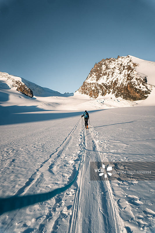 滑雪登山者和冰川山上的滑雪痕迹图片素材