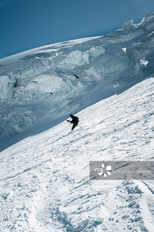 滑雪登山者在冰川山上滑雪图片素材