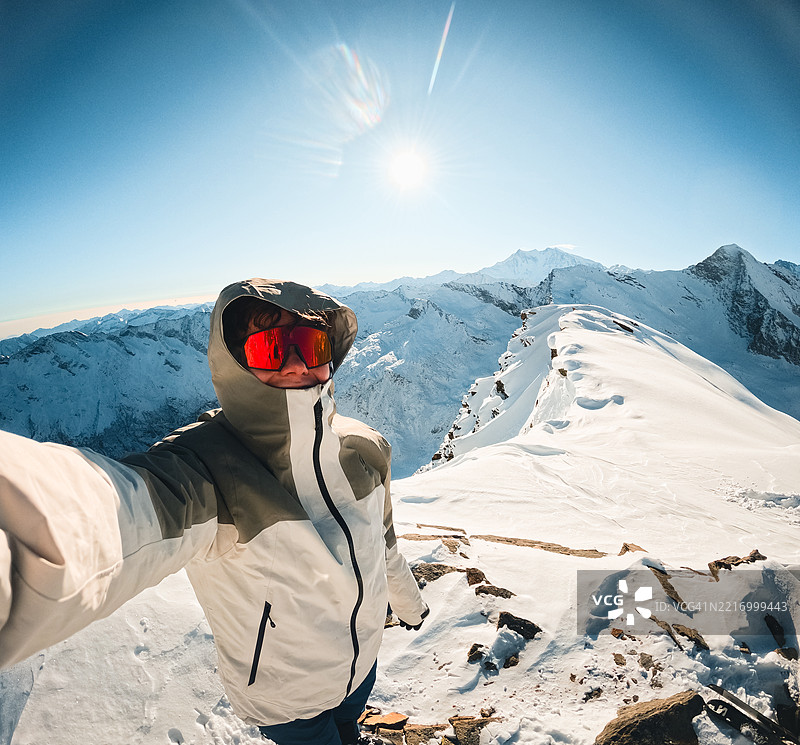 瑞士阿尔卑斯山顶滑雪登山者的自拍照图片素材