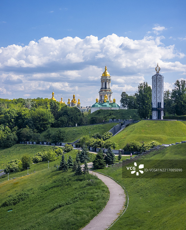基辅拉夫拉教堂与霍洛多莫尔纪念碑在乌克兰基辅明亮天空下的壮丽景色图片素材
