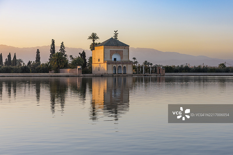 梅纳拉花园的凉亭在日出时分，俯瞰阿特拉斯山脉图片素材