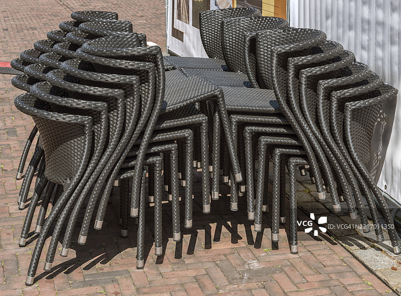 蓝色和绿色的花园椅子图片素材