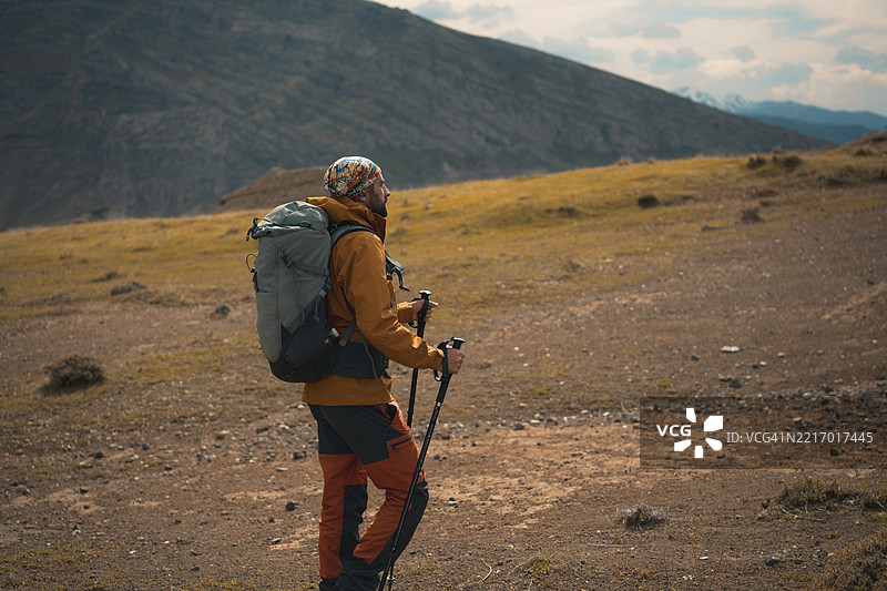 男人在山中徒步旅行，享受美景图片素材