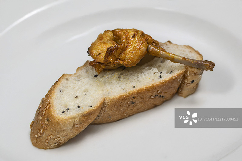 法式面包上的坦杜里鸡图片素材