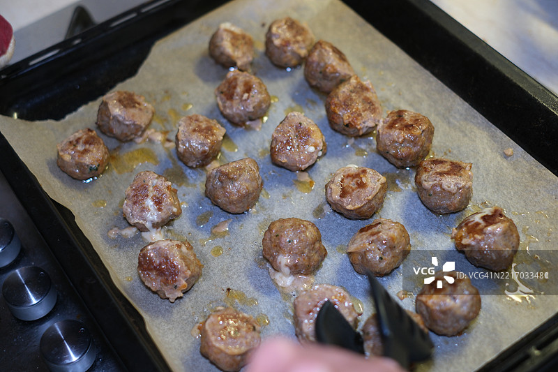 烤盘上的肉丸图片素材