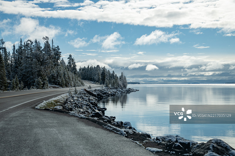 春季场景，展示高地、湖泊、西拇指和黄石湖岸线图片素材