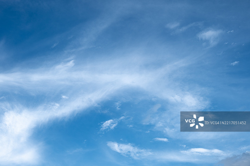 卷云在天空中呈现出“X”形状。图片素材