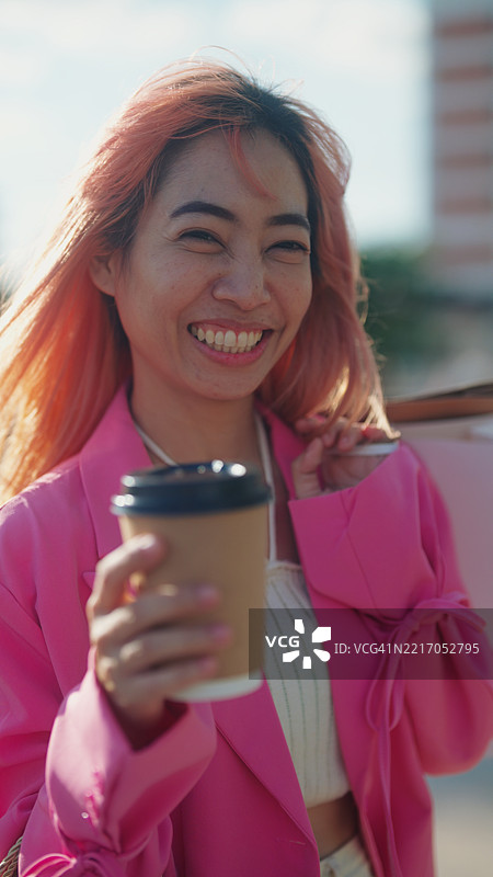 开心的女人手提购物袋图片素材