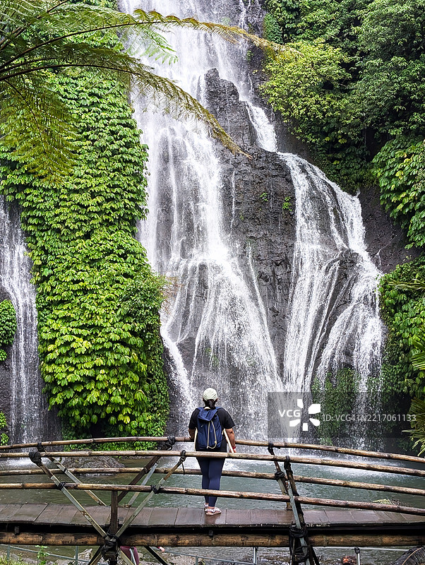 巴厘岛班尤马拉双瀑布后视图的女性图片素材