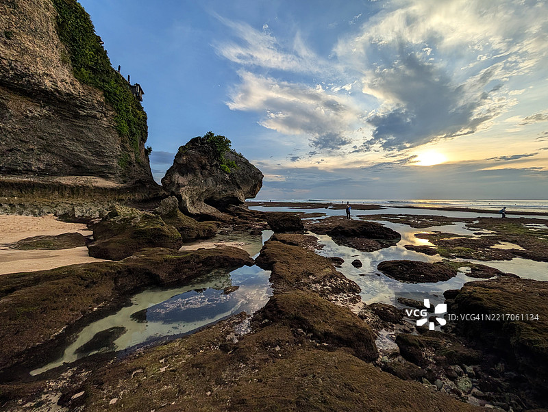 乌鲁瓦图的苏鲁班海滩日落图片素材