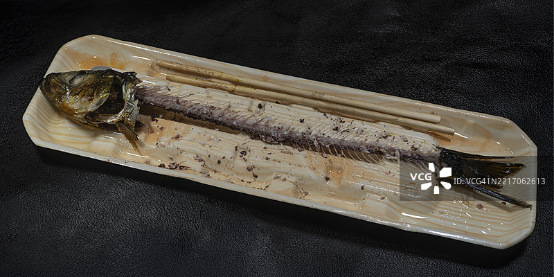 一次性塑料托盘上的鲱鱼骨图片素材