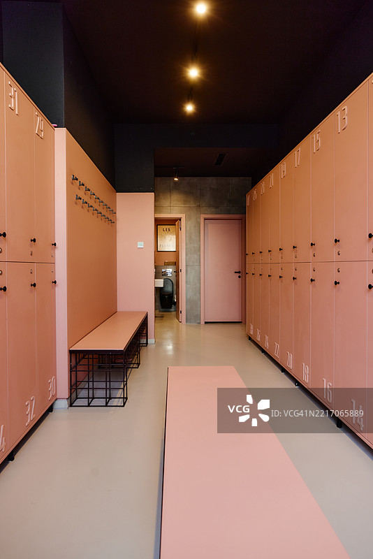现代更衣室的室内设计。图片素材