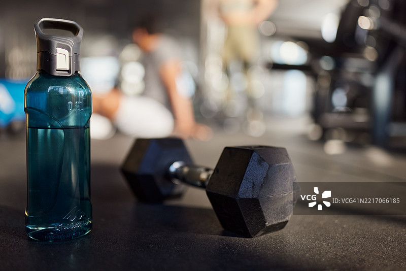 健身房里的水瓶和哑铃。图片素材