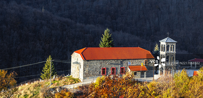 秋季风景中的东正教传统教堂图片素材