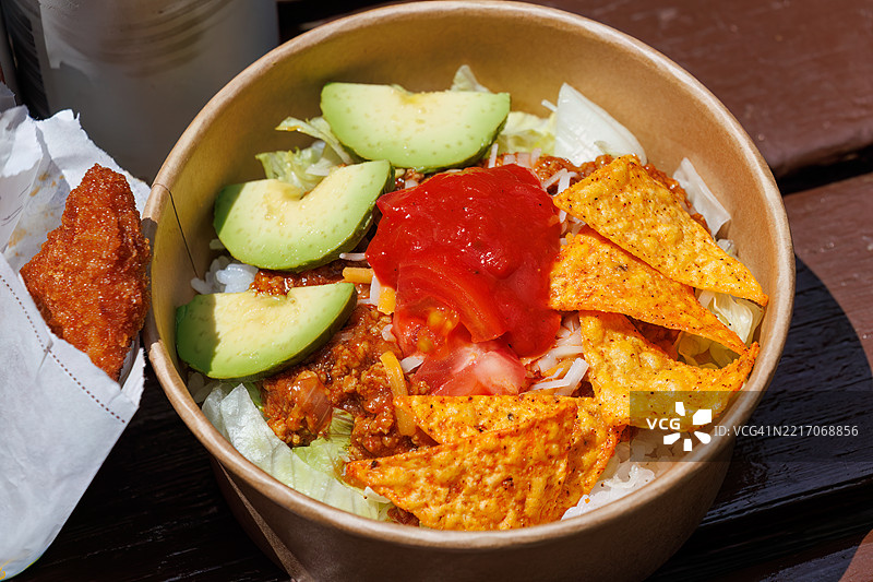 假日里的厨房车。美味的鳄梨玉米饼饭和罐装啤酒在户外享用。我的摄影设备。图片素材