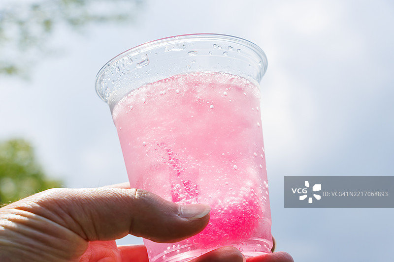 桃太郎酸。整根桃太郎冰棒（草莓味冰淇淋棒），是新潟县的特产，搭配烧酒酸饮用。图片素材