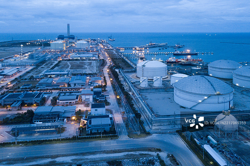 油炼厂、油罐和气罐的航拍照片。图片素材