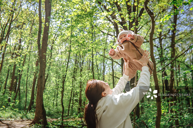 母亲和婴儿的宁静散步：两人都享受大自然。图片素材