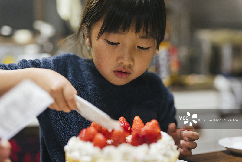 亚洲女孩在家制作生日蛋糕图片素材