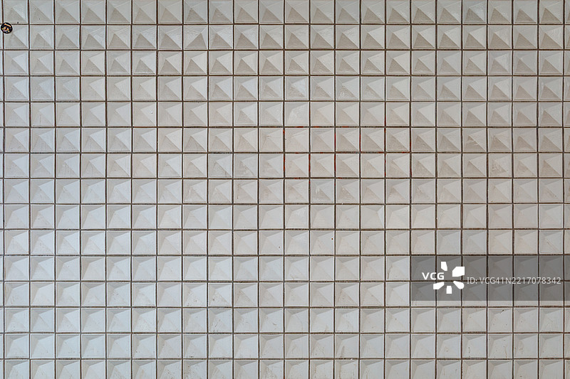 几何图案的瓷砖墙面，带有金字塔纹理图片素材