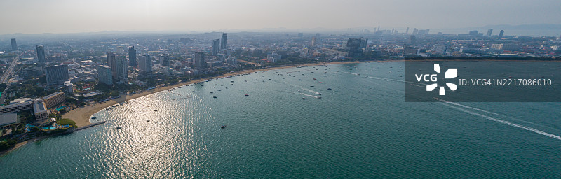 美丽的芭堤雅湾夏季早晨的鸟瞰图，位于春武里省的著名海滨小镇图片素材