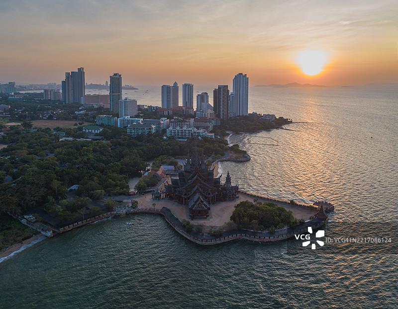 日落时分美丽的芭堤雅城市鸟瞰图。图片素材