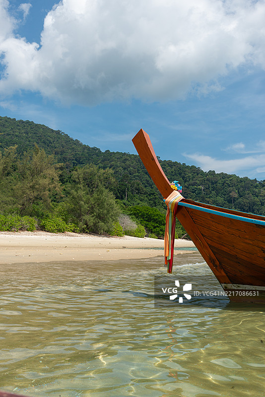 泰国沙敦省的利佩岛（Koh Lipe）邦达亚海滩上的长尾船图片素材