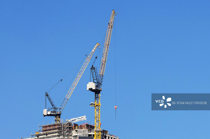 两台大型起重机在摩天大楼的施工现场图片素材