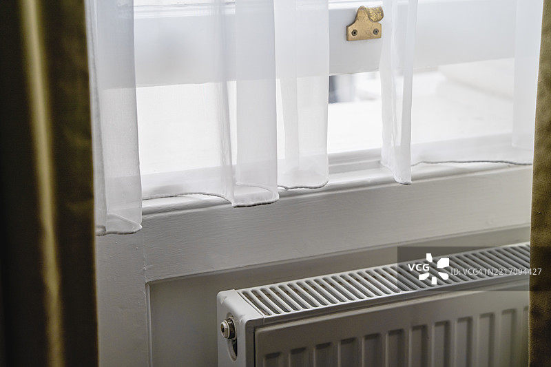 伦敦，英国的白色墙壁散热器，配有窗帘网和打开的窗户图片素材