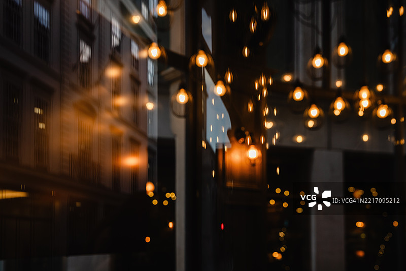 温暖灯光下的夜晚窗户与倒影，伦敦，英国图片素材