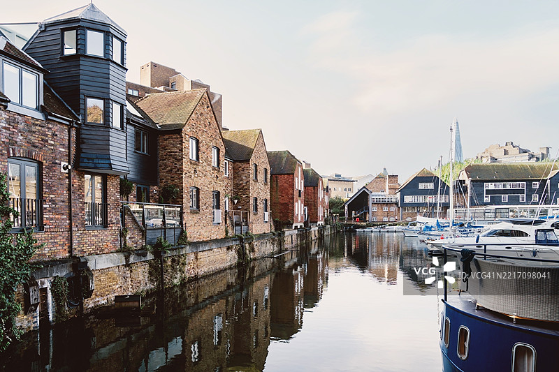 伦敦圣凯瑟琳码头的公寓楼和船只图片素材
