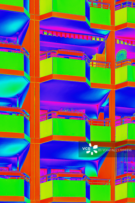 现代住宅建筑的外立面，带有多个阳台的红外热像图图片素材