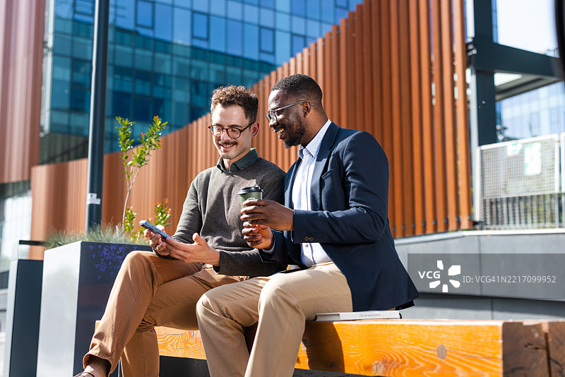 两位商人在户外休息时聊天图片素材