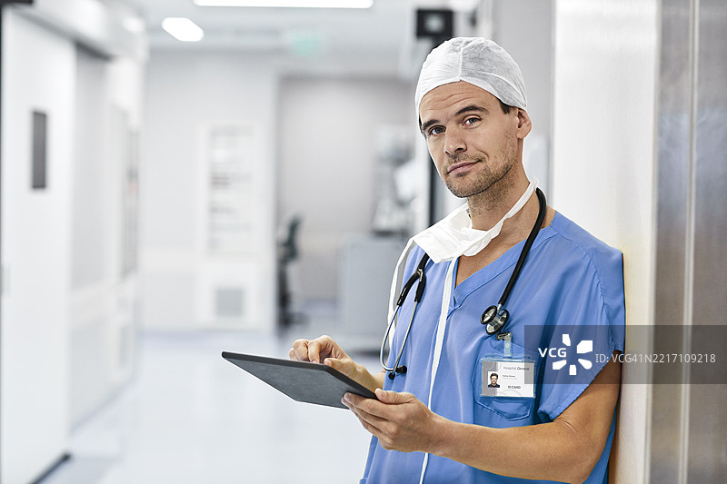 医院中使用电子病历的外科医生图片素材
