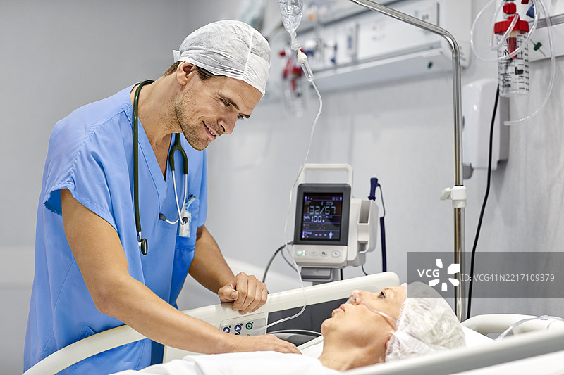 医院里与病人的男性医生图片素材