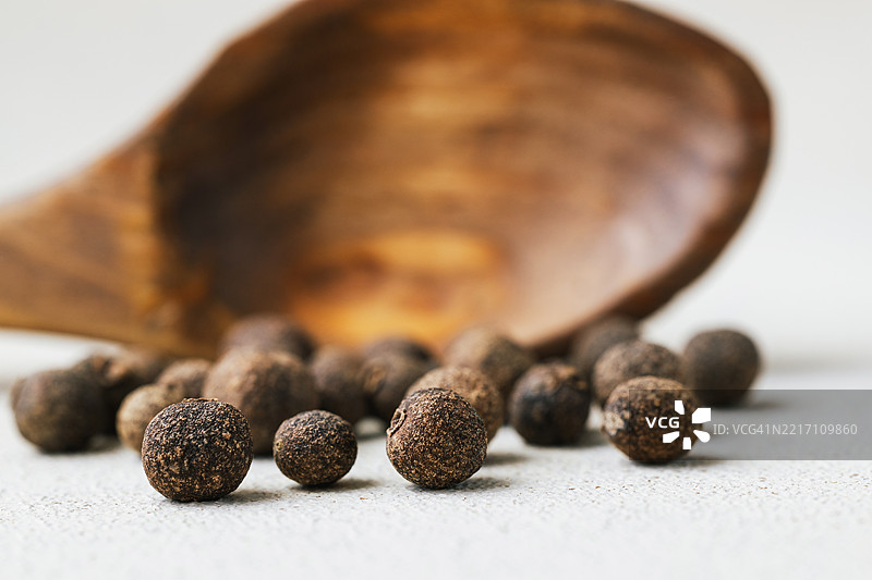 木勺与多香果浆果图片素材