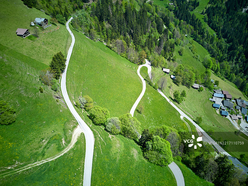 蜿蜒的山间道路图片素材