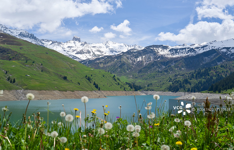 春天的山湖图片素材