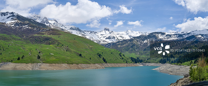 湖泊与雪山相映图片素材