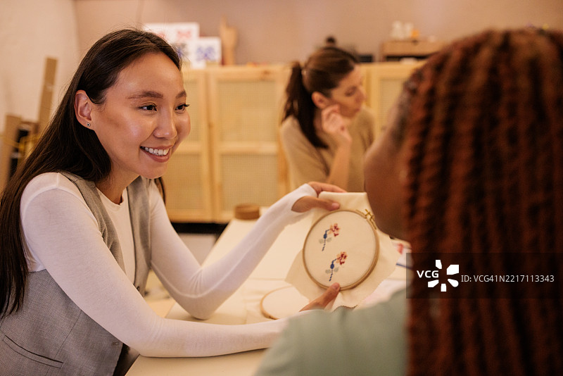 女性在手工课上练习刺绣图片素材