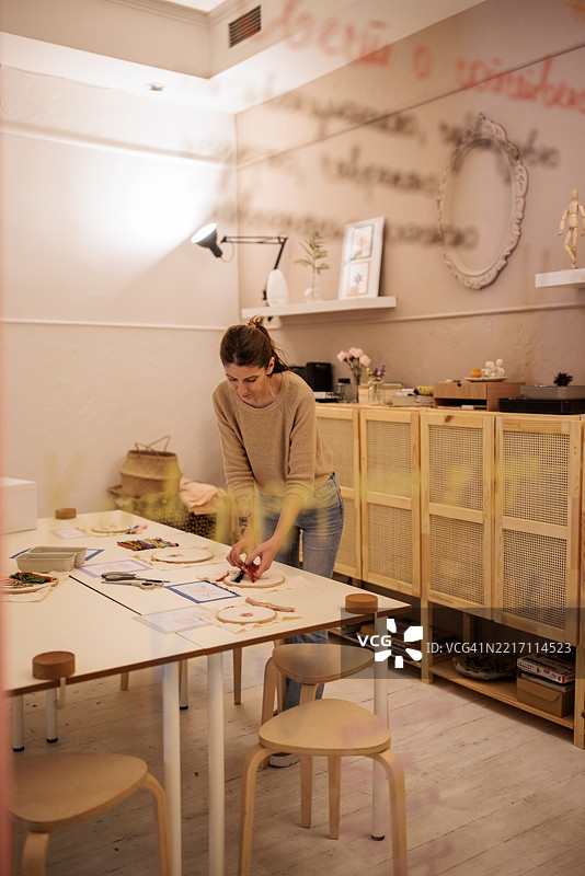 女性为刺绣项目整理线材图片素材