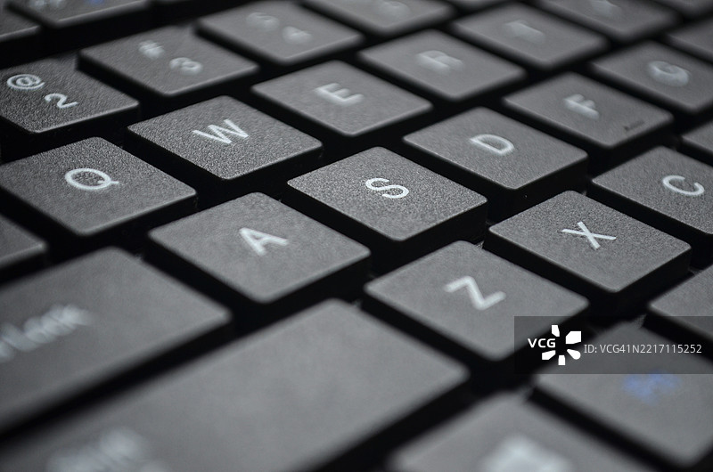 办公电脑键盘的特写。图片素材