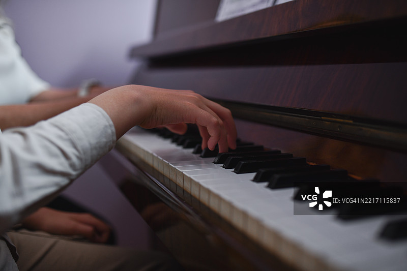 男学生和教授的手在练习钢琴曲时的特写镜头图片素材