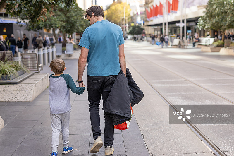 家庭在墨尔本中央商务区的博克街散步图片素材